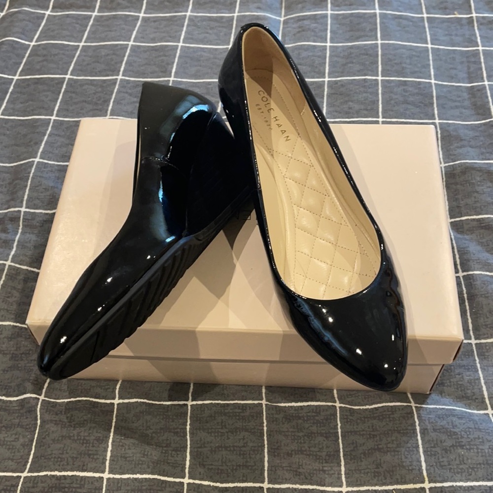 BCBGeneration pump shoes size 5 1/2 , black color new condition